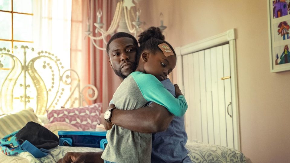 Kevin Hart em cena de "Paternidade"