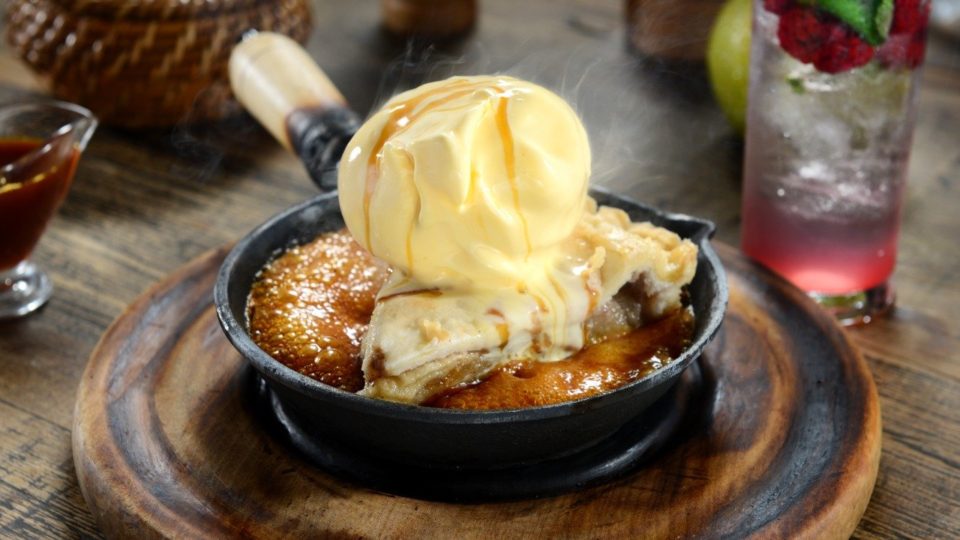 Sizzling Apple Pie, conheça a torta de maçã com sorvete e calda da caramelo servida na chapa Sizzling Apple Pie