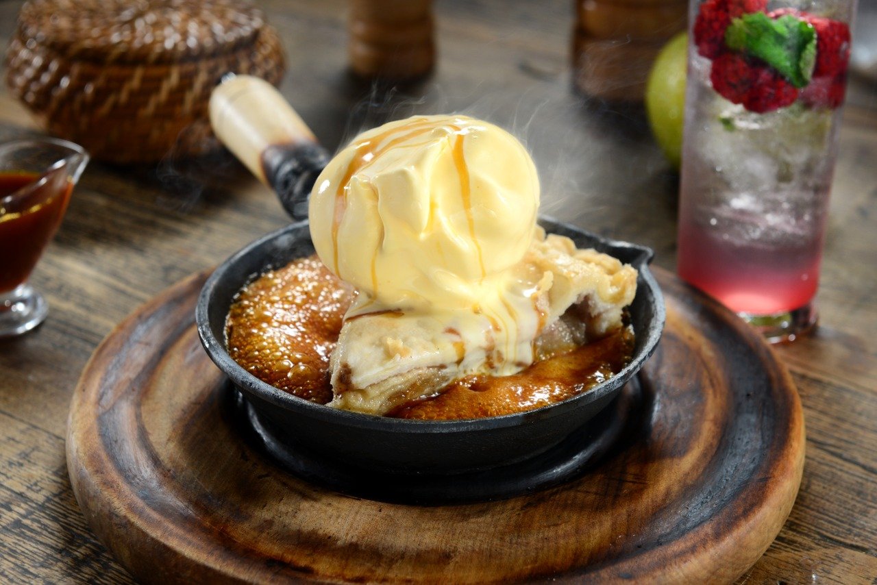 Sizzling Apple Pie com sorvete de creme e calda de caramelo do Sheridans e Taco.