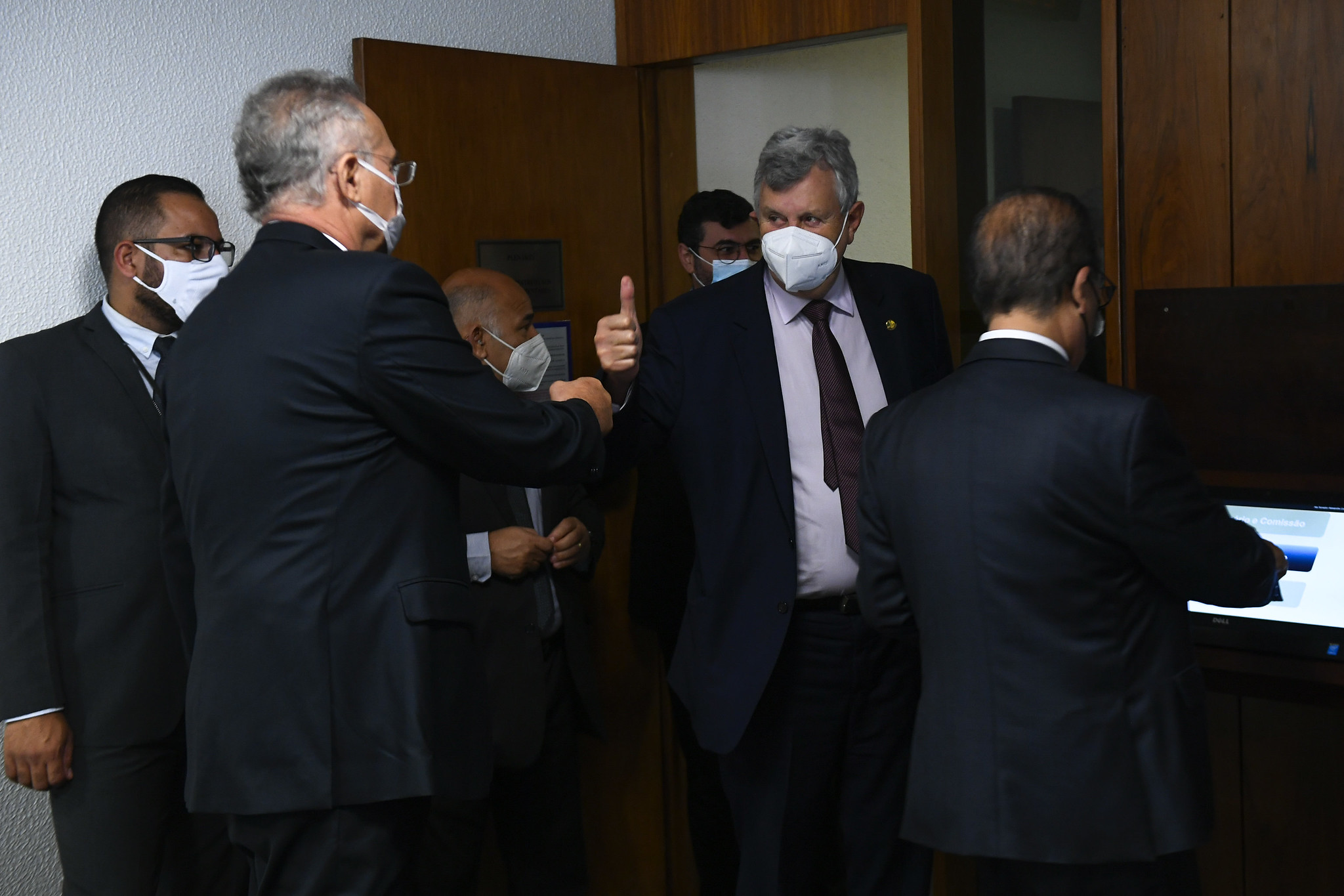 Senadores durante a sessão da CPI desta quarta-feira (23)