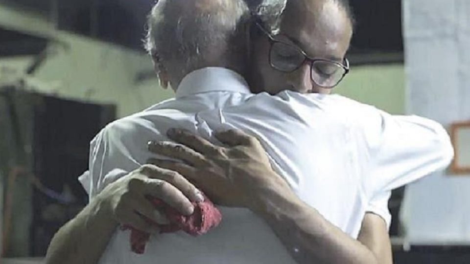 Pai de garoto morto por trans abraçado por Drauzio ganha indenização de R$ 150 mil O médico Drauzio Varella foi condenado a pagar indenização ao pai do menino assassinado pela transexual Suzy Oliveira.