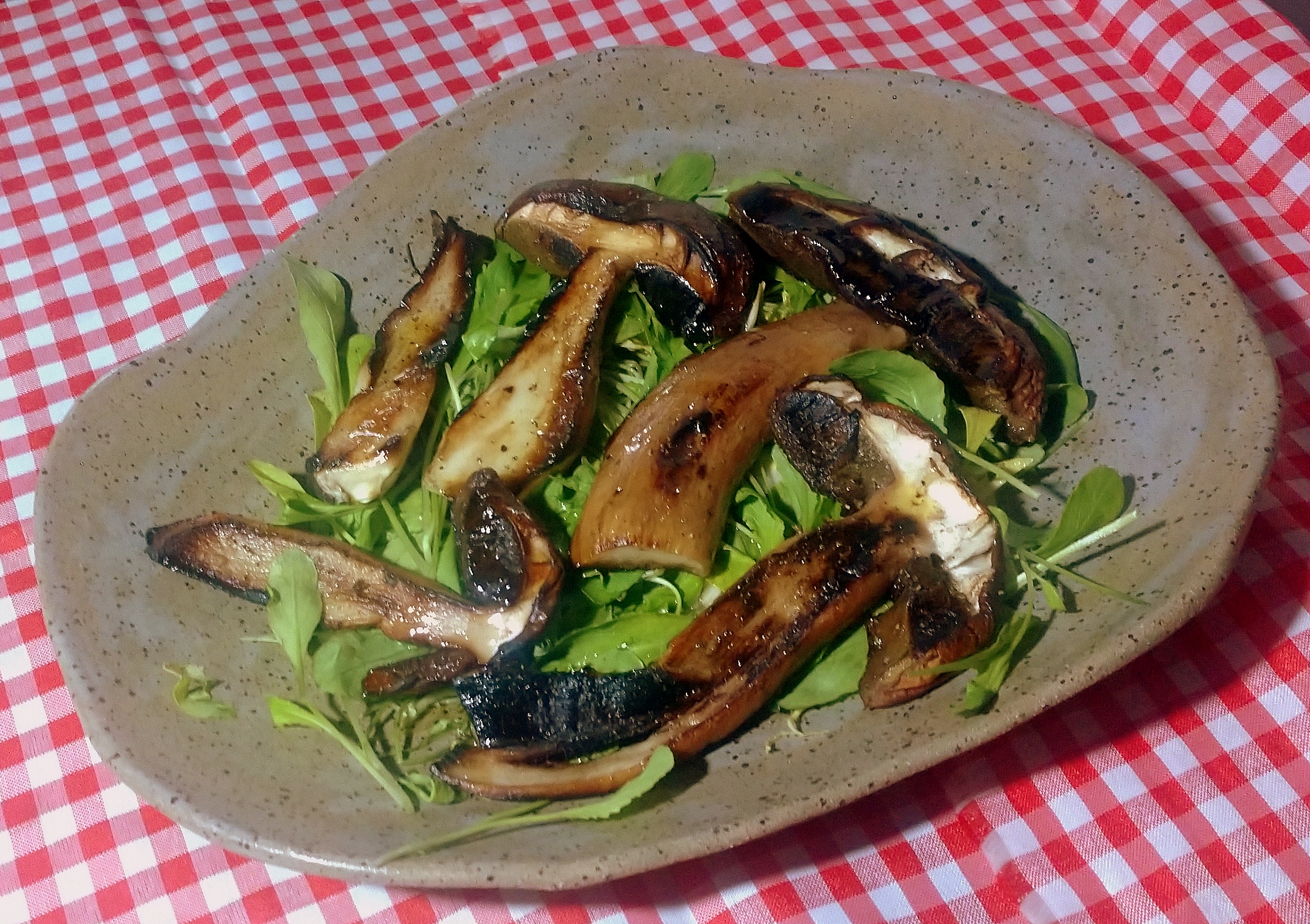 Cogumelos Porcini fatiados e grelhados na manteiga, servidos sobre salada de rúcula. Menos é mais. Cogumelos Porcini fatiados e grelhados na manteiga, servidos sobre salada de rúcula. Menos é mais.