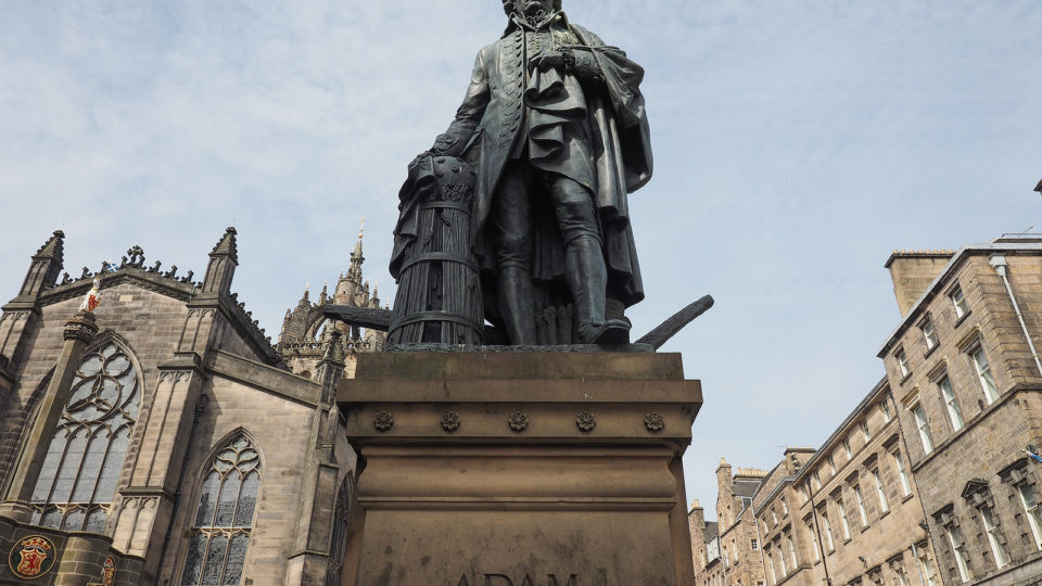 Por que a crítica de Adam Smith ao mercantilismo ainda é importante Estátua do filósofo escocês Adam Smith em Edimburgo, na Escócia