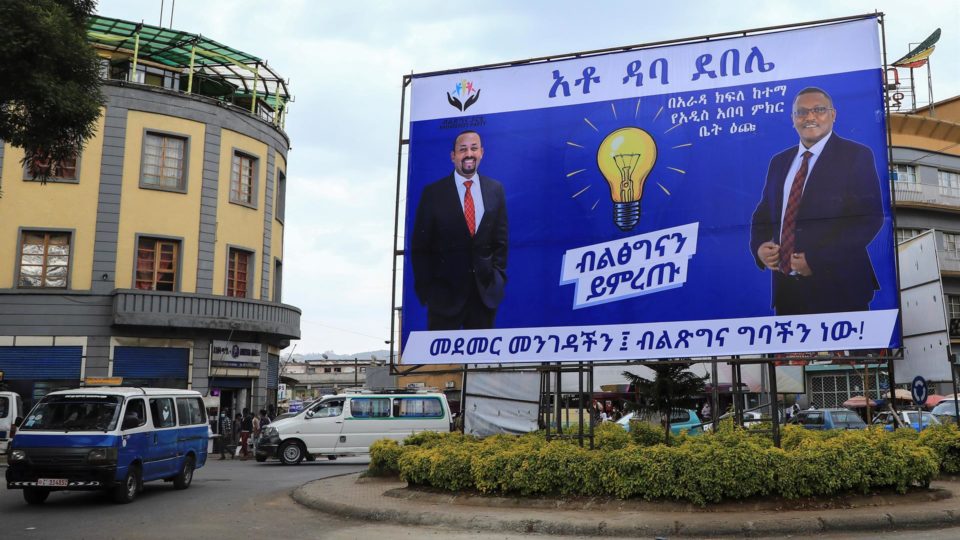 O que explica a reviravolta no conflito na Etiópia? Cartaz de campanha do Partido da Prosperidade, do primeiro-ministro da Etiópia, Abiy Ahmed, em Adis Abeba, 14 de junho, antes das eleições gerais do país