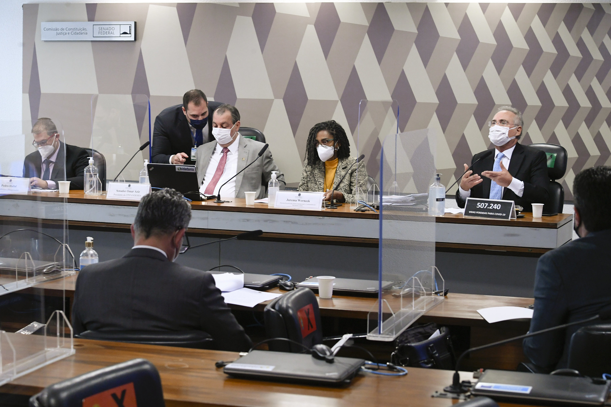 A médica Jurema Werneck (ao centro)