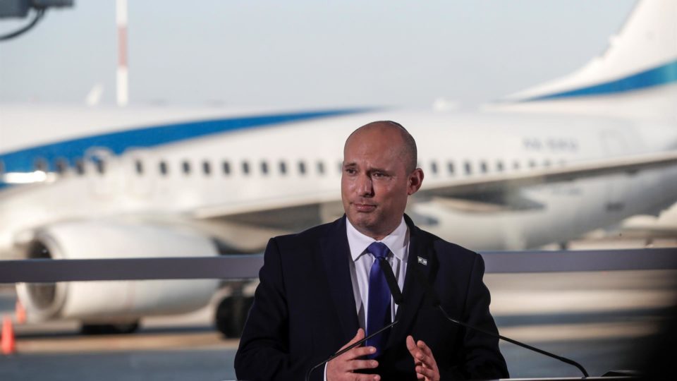 Com aumento de casos de Covid, Israel voltará a exigir uso de máscaras O primeiro-ministro de Israel, Naftali Bennett, em entrevista coletiva no aeroporto Ben-Gurion em Lod, região de Tel Aviv, 22 de junho