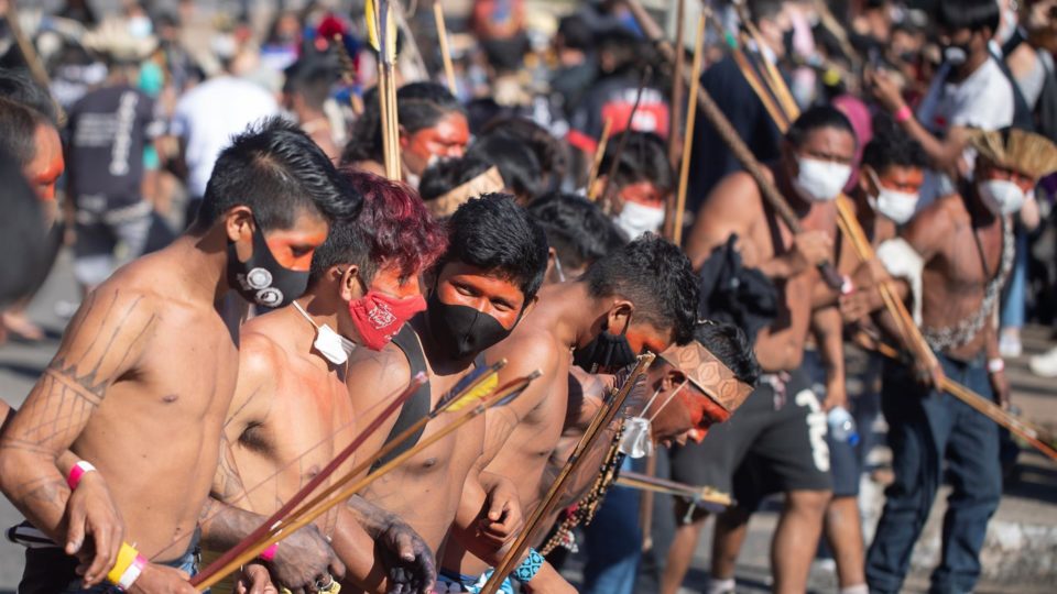 O absurdo das flechadas contra policiais em Brasília flechadas índios