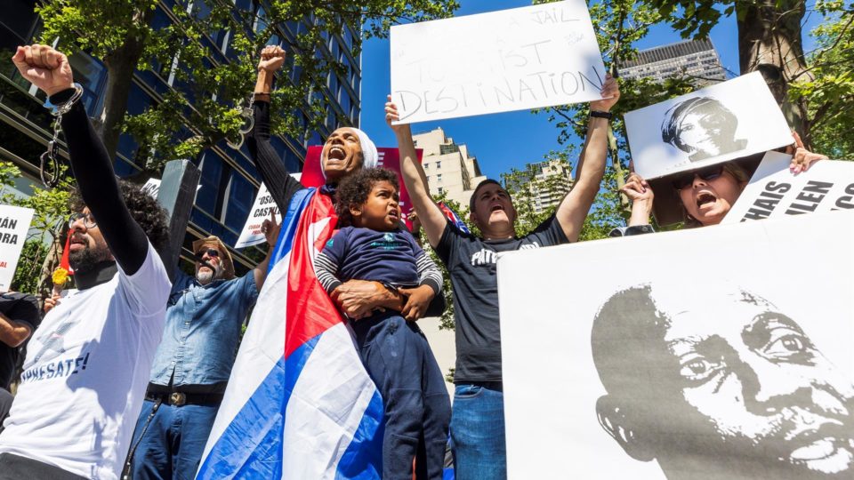 Nova primavera negra em Cuba: ditadura aumenta repressão a artistas Manifestantes seguram fotos de presos políticos de Cuba em protesto em frente à sede da ONU em Nova York, 23 de junho