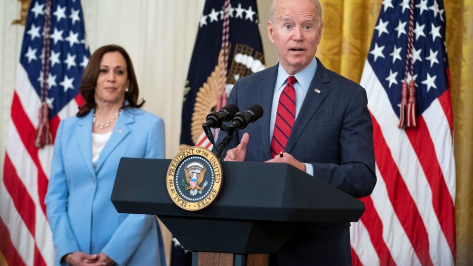 Biden anuncia acordo bipartidário para plano de infraestrutura O presidente dos EUA, Joe Biden, ao lado da vice-presidente Kamala Harris, fala sobre o acordo bipartidários de senadores sobre o plano de infraestrutura