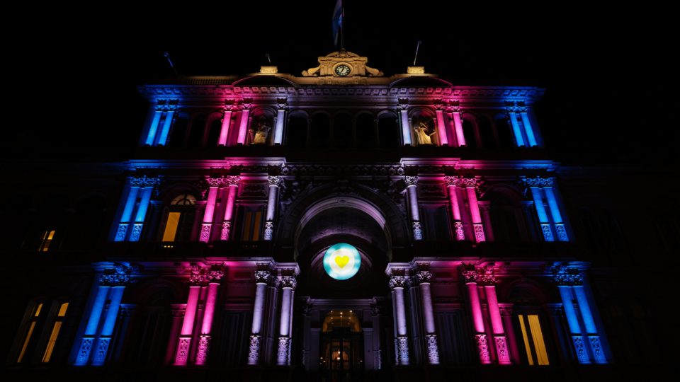 Argentina aprova lei de cota para transexuais no setor público argentina trans