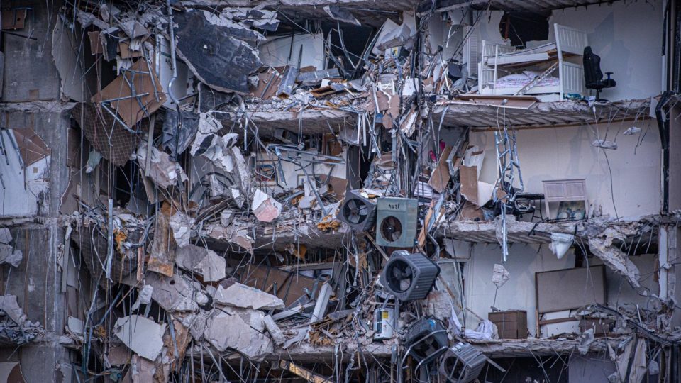 Sobe para 9 número de mortos em desabamento de edifício nos EUA desabamento