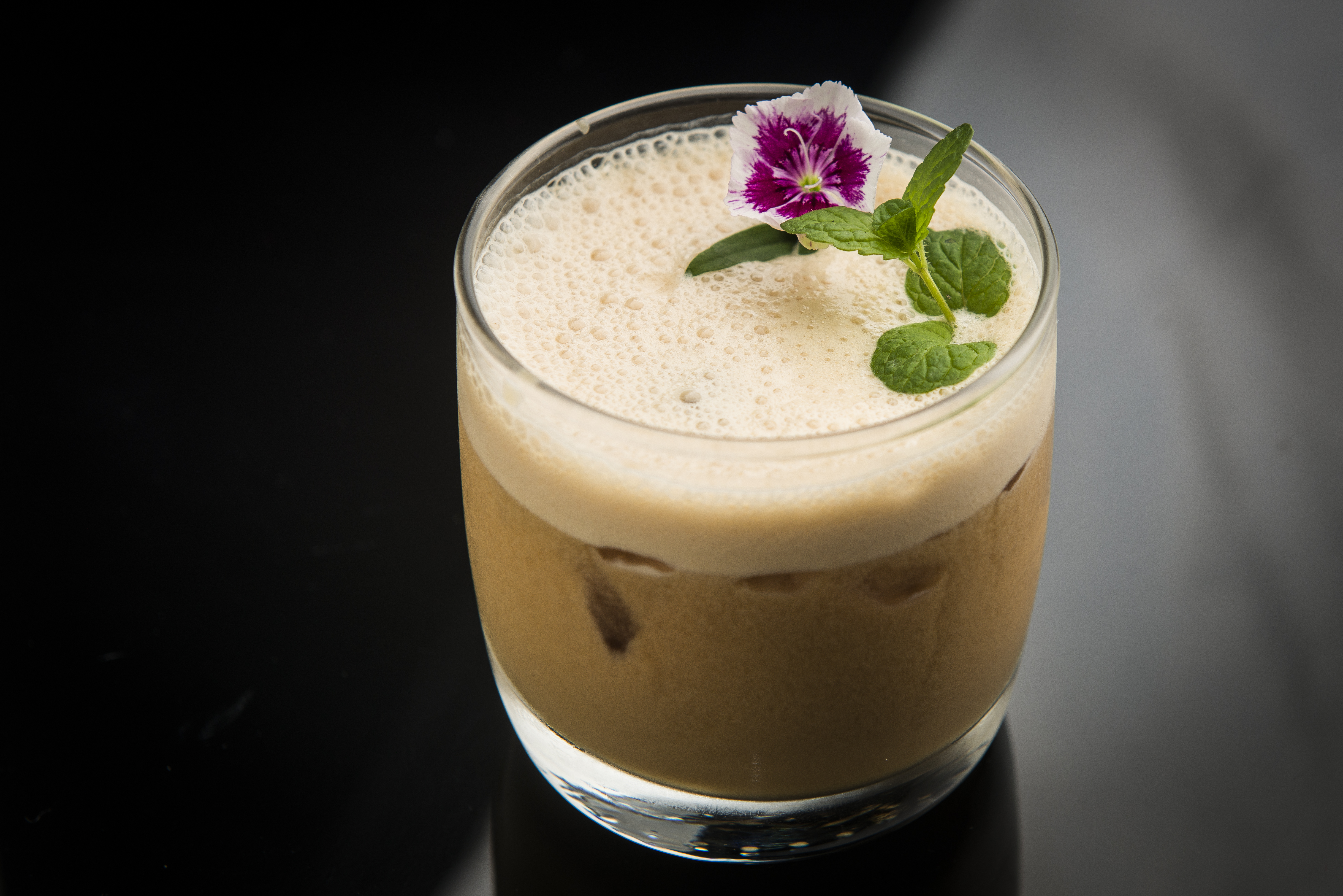 Coffranck´s (Bourbon, café Topázio, maturado em barril de amburana, calda de canela e espuma cremosa) - drinque autoral da mixologista Luana Beatriz. Coffranck´s (Bourbon, café Topázio, maturado em barril de amburana, calda de canela e espuma cremosa) - drinque autoral da mixologista Luana Beatriz.