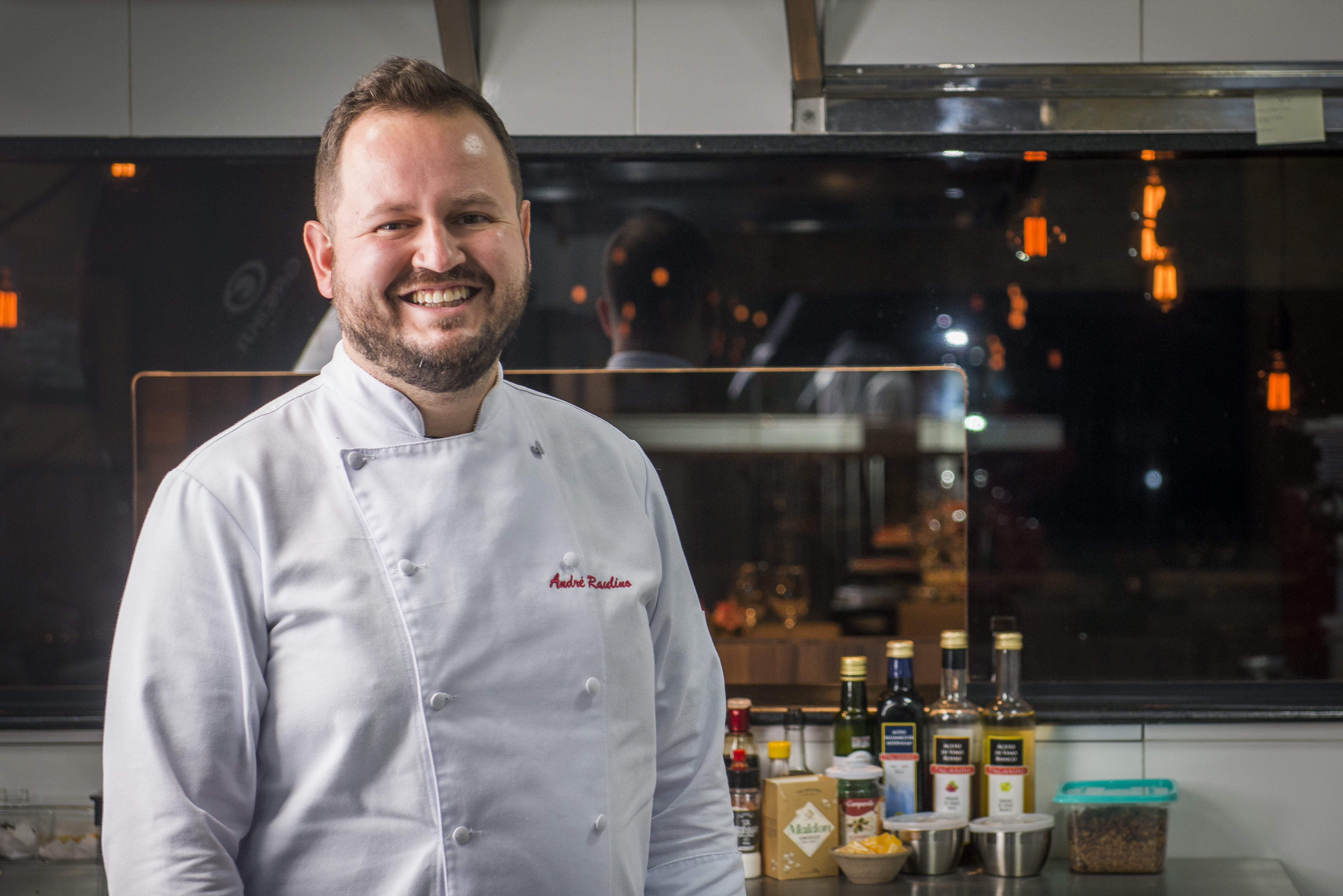 O chef André Raulino em seu novo restaurante, recém-inaugurado, o Raulino Cozinha Autoral. O chef André Raulino em seu novo restaurante, recém-inaugurado, o Raulino Cozinha Autoral.