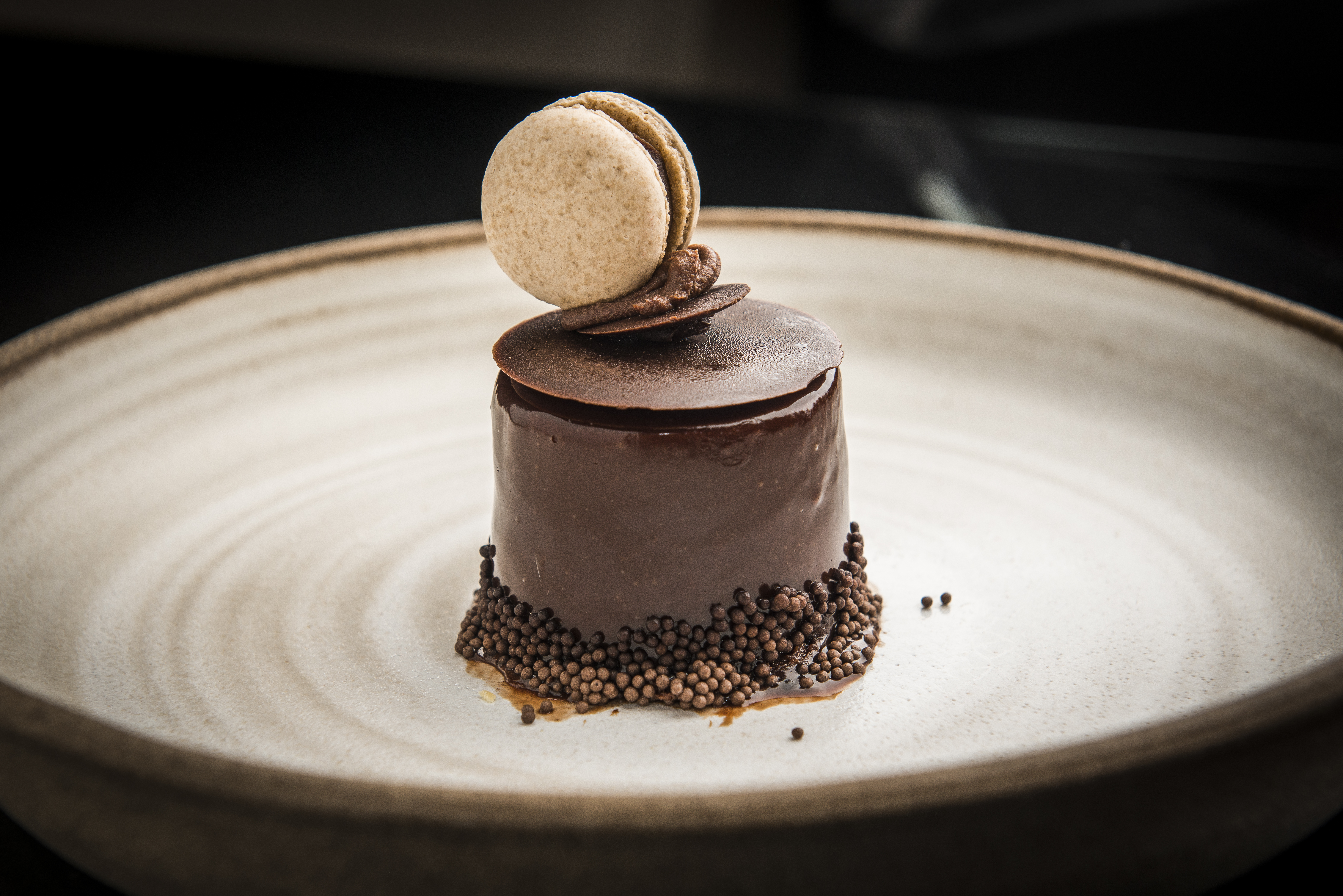 Mousse de chocolate 54%, cremoso de chocolate e caramelo salgado - sobremesa do cardápio regular do Raulino Cozinha Autoral. Mousse de chocolate 54%, cremoso de chocolate e caramelo salgado - sobremesa do cardápio regular do Raulino Cozinha Autoral.