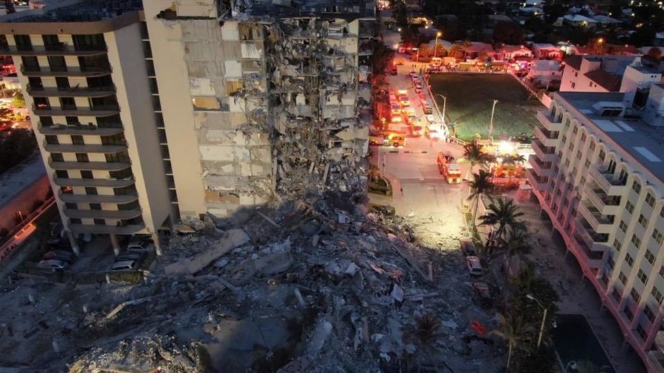 Desabamento na Flórida: o que se sabe sobre o prédio, as buscas e as vítimas Fotografia divulgada pelo Corpo de Bombeiros do condado de Miami-Dade mostrando uma vista aérea do prédio de 12 andares parcialmente desabado