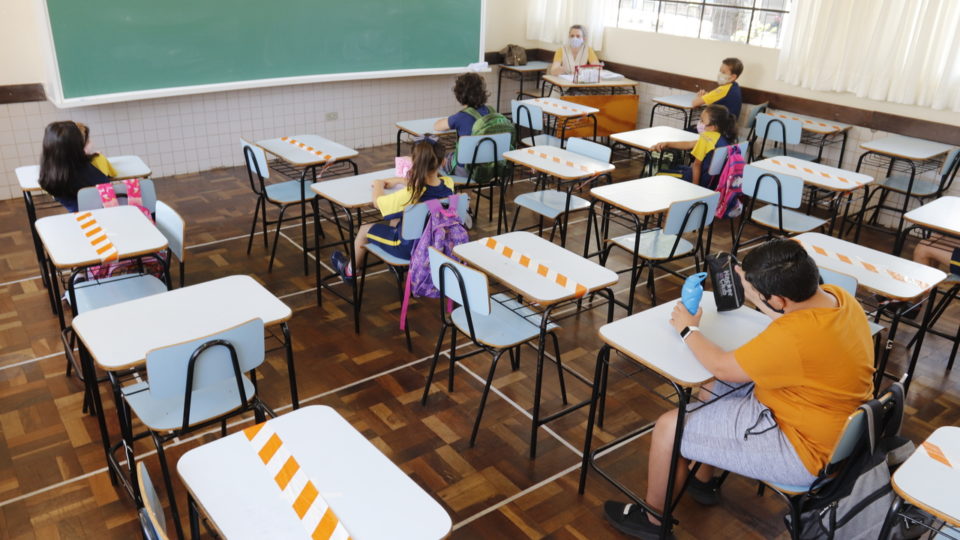Alunos com mais dificuldades na pandemia serão primeiros a voltar às escolas de Curitiba Aula na rede municipal de Curitiba durante a pandemia de Covid-19.