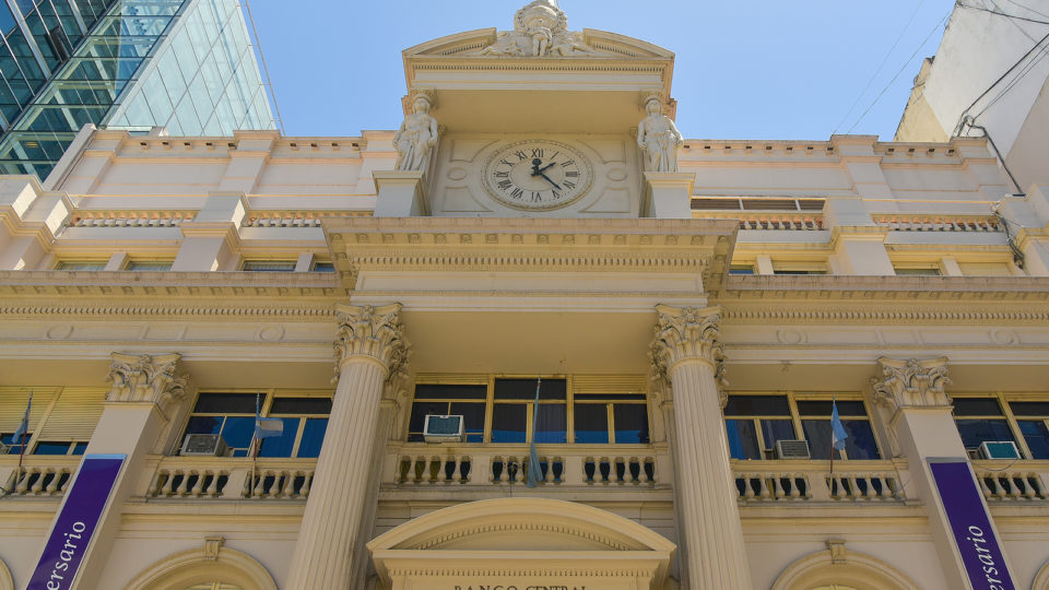 Argentina é rebaixada em índice de referência para investidores Sede do Banco Central da Argentina