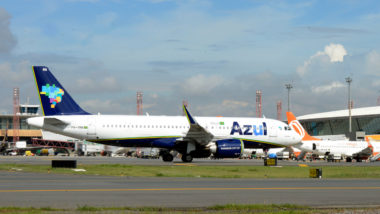 Anac autoriza Azul e Gol a voar com menos comissários Aviação