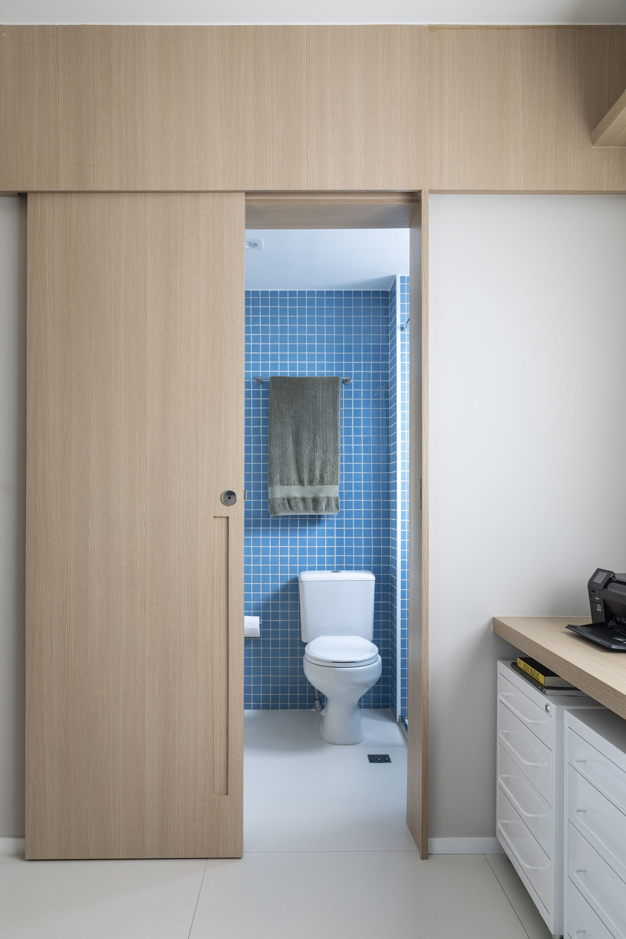 Os banheiros do apartamento seguem o mesmo estilo, mas com pastilhas em cores diferentes. Os banheiros do apartamento seguem o mesmo estilo, mas com pastilhas em cores diferentes.
