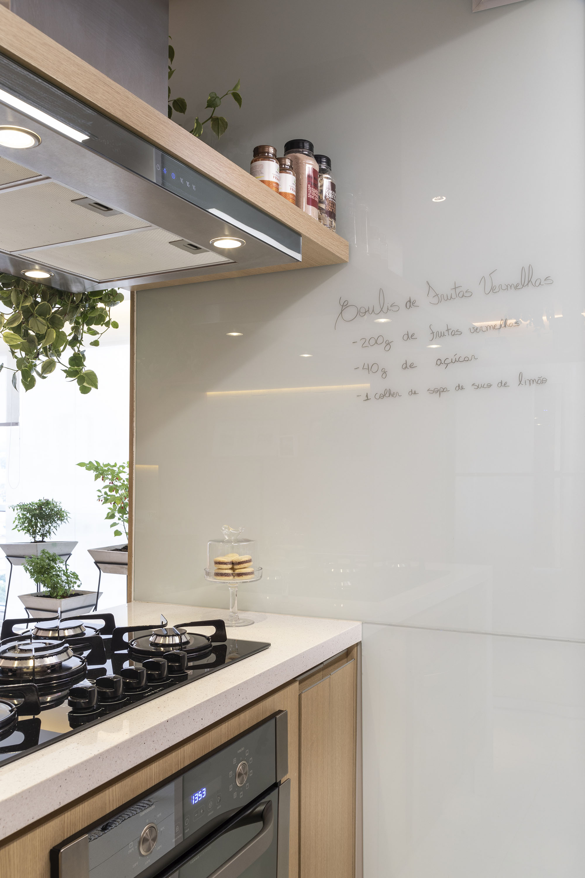 Painel de recados na parede da cozinha é solução descontraída e prática para anotar lembretes ou receitas. Painel de recados na parede da cozinha é solução descontraída e prática para anotar lembretes ou receitas.