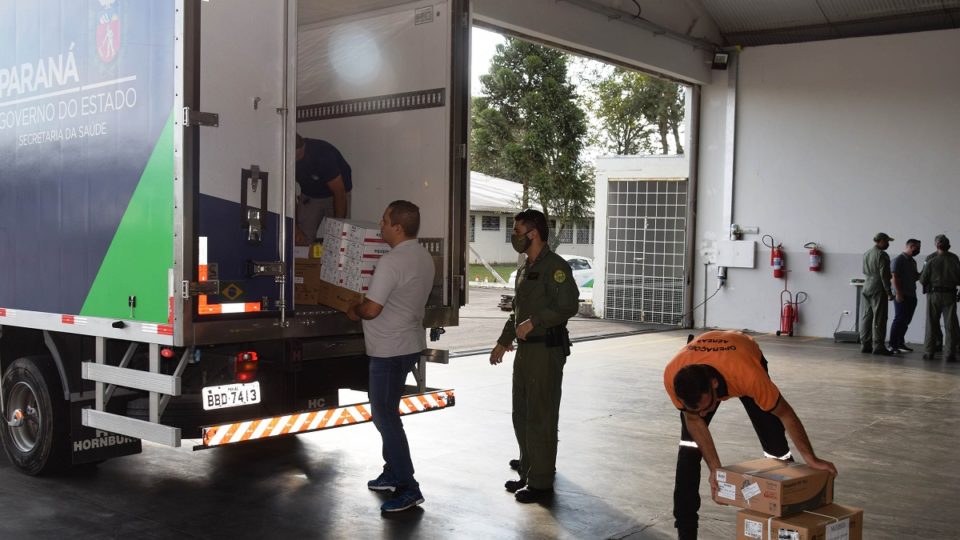 Força-tarefa distribui vacinas para as regionais de saúde do Paraná Parte dos imunizantes foi retirada no Cemepar por via terrestre e parte foi enviada por via aérea