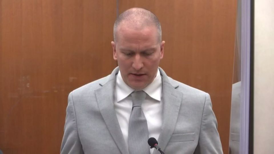 Ex-policial Derek Chauvin é condenado a 22 anos e meio de prisão por assassinato de Floyd O ex-policial Derek Chauvin foi condenado a 22 anos e meio de prisão pelo assassinato de George Floyd em maio de 2020