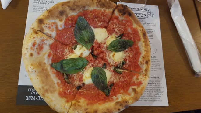 Pizza napolitana do Armazém Colônia oferece desconto para vacinados