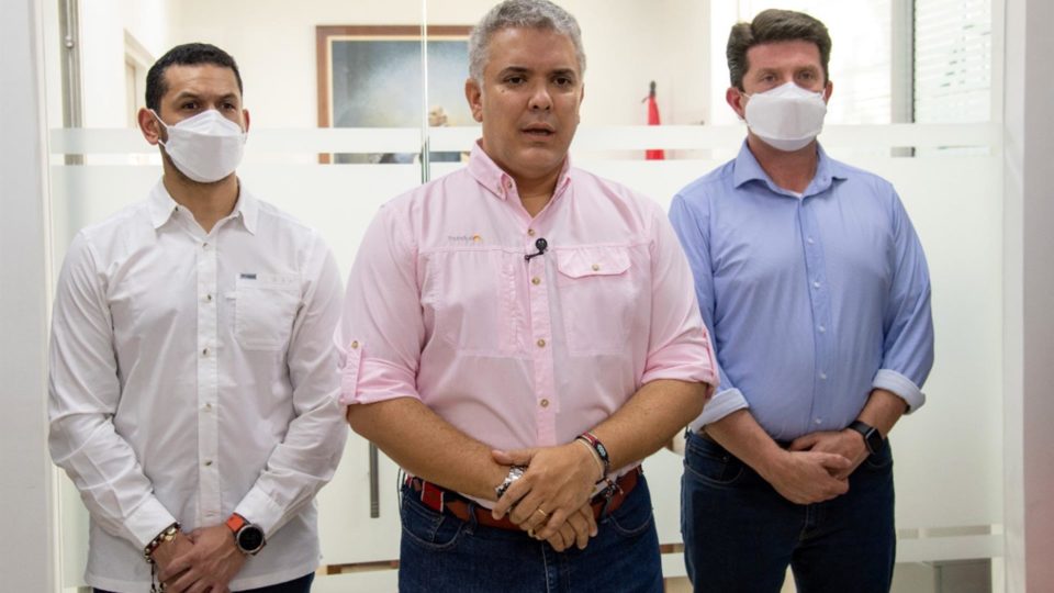 Helicóptero de presidente da Colômbia é atingido por tiros O presidente da Colômbia, Iván Duque, ao lado dos ministros da Defesa, Diego Molano (dir.), e do Interior, Daniel Palacios, após o helicóptero em que estavam ser atingido por tiros