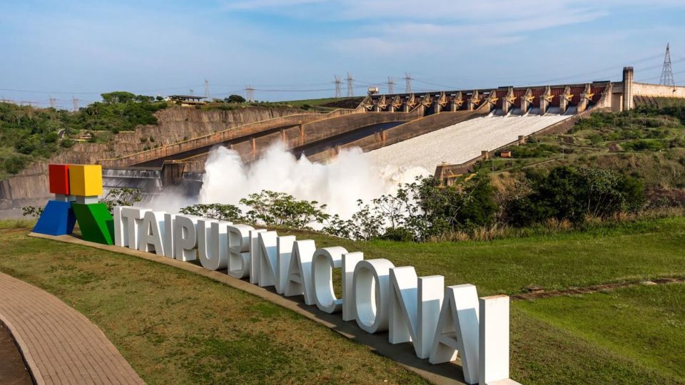 PR tentará recuperar perdas históricas com Itaipu, mas pode ter perdido “momentum” Seis das 14 comportas do vertedouro da Usina de Itaipu, em Foz do Iguaçu, no Paraná, estão abertas para escoar o excesso de água, causado pelo grande volume de chuvas dos últimos dias na região Sul. No domingo (18), a vazão chegou a 4,5 milhões de litros de água por segundo – quantidade equivalente a três Cataratas do Iguaçu.