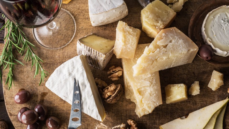 Espumante, branco, rosé, tinto ou fortificado: qual a melhor opção para uma tábua de queijos?