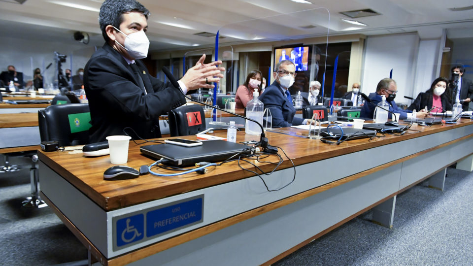 CPI quer informar à PGR suposta prevaricação de Bolsonaro; saiba as consequências disso O senador Randolfe Rodrigues (Rede-AP) na CPI da Covid