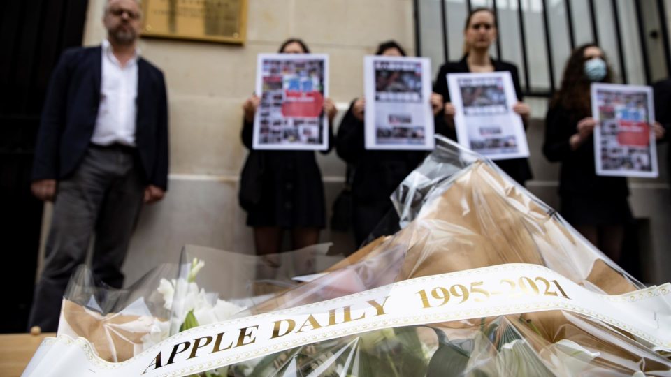 É assim que morre uma democracia Membros do Reporters Sans Frontieres (Repórteres Sem Fronteiras) protestam contra o fechamento do jornal Apple Daily de Hong Kong em frente à embaixada da China em Paris, França, 25 de junho de 2021