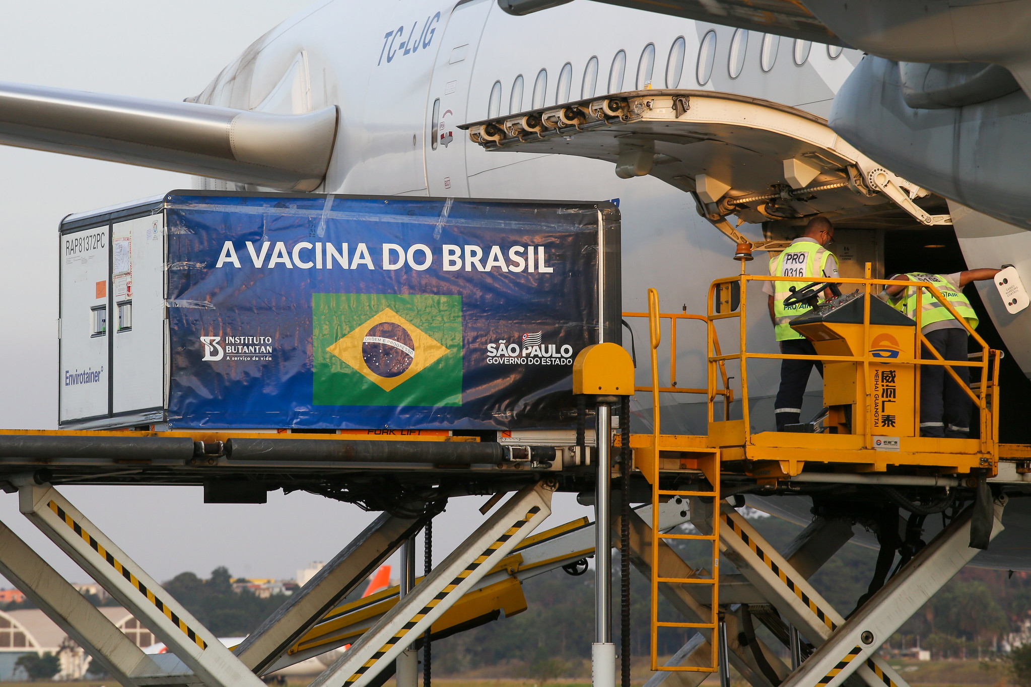 Matéria-prima para produção de mais 10 milhões de doses da Coronavac chegou ao Brasil neste sábado (26).