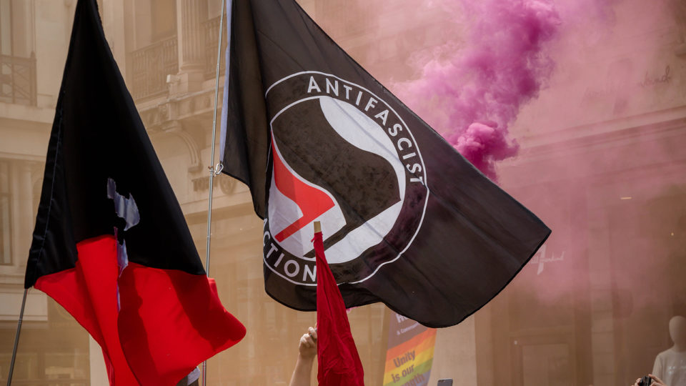 Por dentro da Antifa: movimento organizado que tem até treinamento de combate Bandeira antifascista