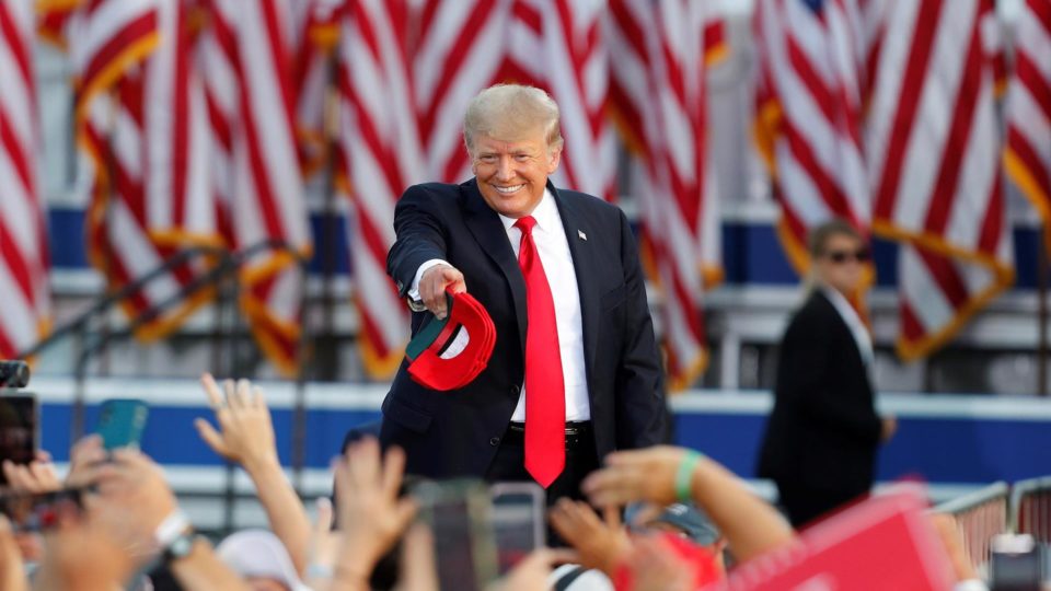 Donald Trump de volta aos grandes comícios: o que ele disse O ex-presidente dos Estados Unidos Donald Trump (2017-2021) cumprimenta apoiadores durante seu comício em Wellington, Ohio, o primeiro desde a invasão ao Capitólio em 6 de janeiro