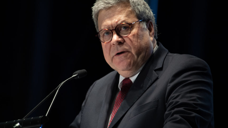 Barr e Trump trocam farpas sobre alegações de fraudes eleitorais william barr