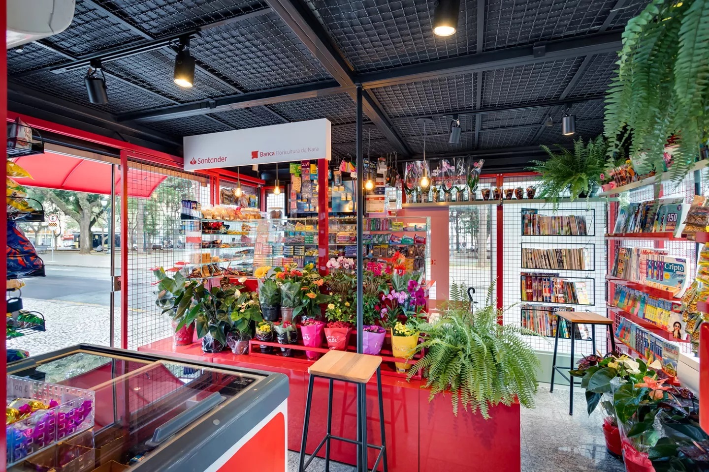 Bancas de jornal ganharam novos espaços para proprietários empreenderem. A ação do Banco Santander teve seu projeto desenvolvido pelo Estúdio Pantarolli Miranda e foi testado inicialmente em Curitiba.