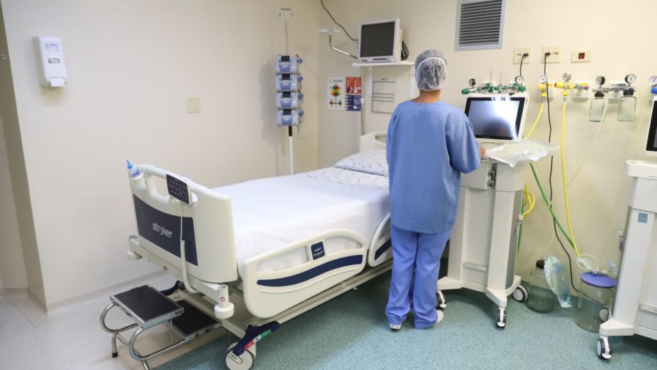 A vacina, a falsa sensação de segurança e a realidade das UTIs O governador Carlos Massa Ratinho Junior visita nesta quarta-feira (14) o Hospital Regional São Sebastião, na Lapa. A Secretaria de Estado da Saúde disponibiliza seis leitos de UTI no hospital. A unidade já conta com 40 leitos de enfermaria na estratégia de combate à Covid-19. 14/04/2021 – Foto: Geraldo Bubniak/AEN