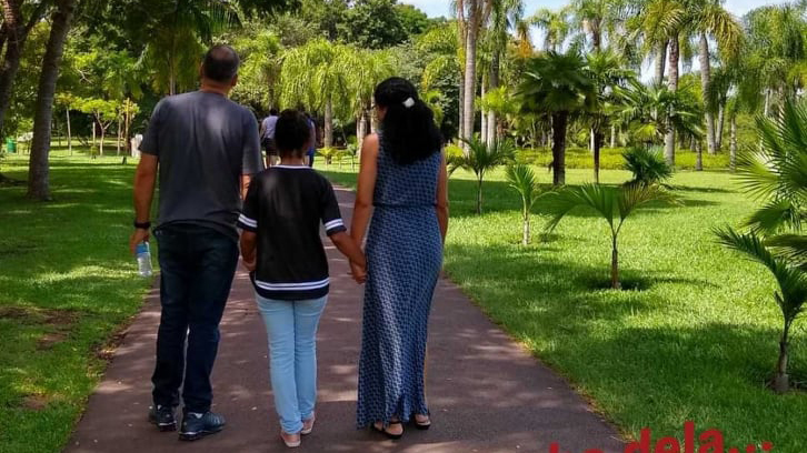 Aplicativo criado no Paraná consegue aumentar adoções em idade mais difícil Sheila Ohana Ratti, ao centro, passeia com os pais adotivos; “foi um encontro de almas”.