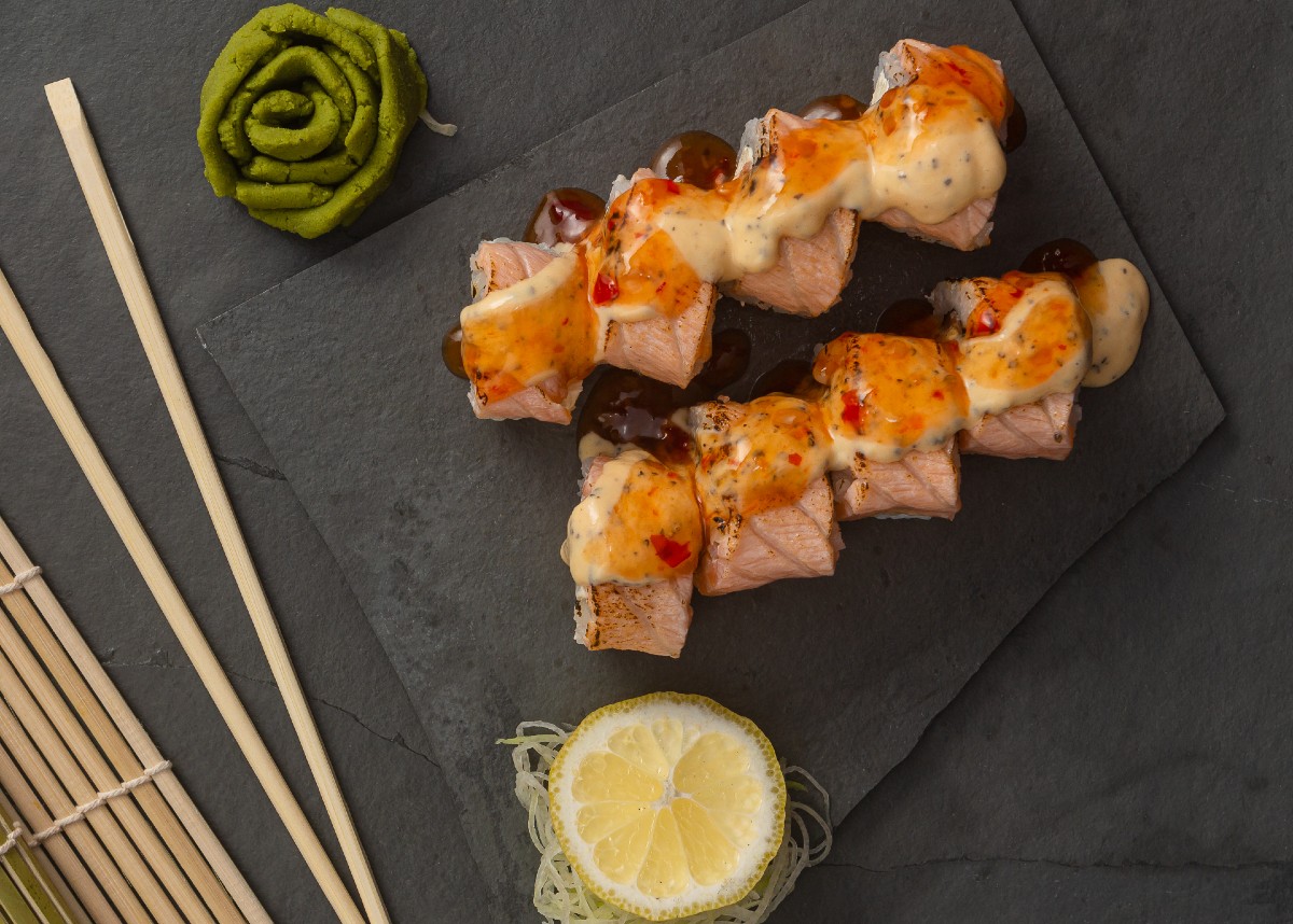 Uramaki Filadélfia leva molho de maracujá e pimenta.