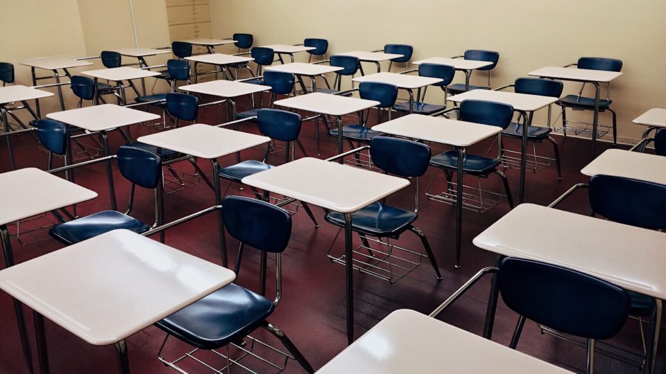 Deputados denunciam represália a diretores por baixa adesão às aulas presenciais Escola católica afirmou estar investigando o caso. Imagem ilustrativa