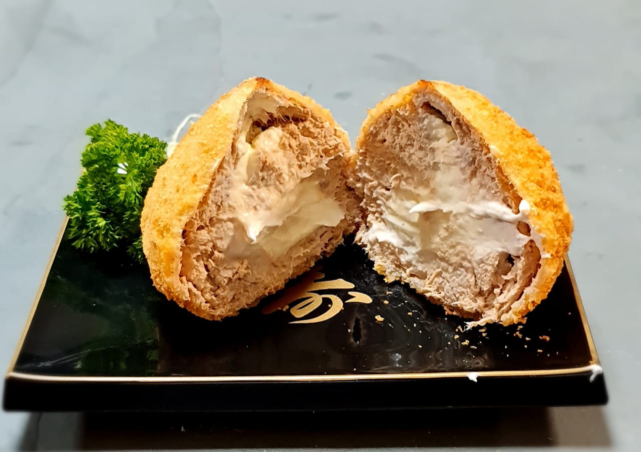 A massa da coxinha leva salmão, um pouco de tilápia para dar liga e cream cheese. A massa da coxinha leva salmão, um pouco de tilápia para dar liga e cream cheese.