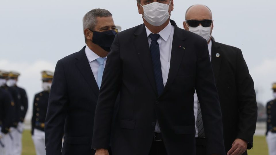 Senadores denunciam Bolsonaro no STF. Governo nega racionamento. Classe média pode pagar mais imposto Presidente Jair Bolsonaro é alvo de notícia-crime no STF.