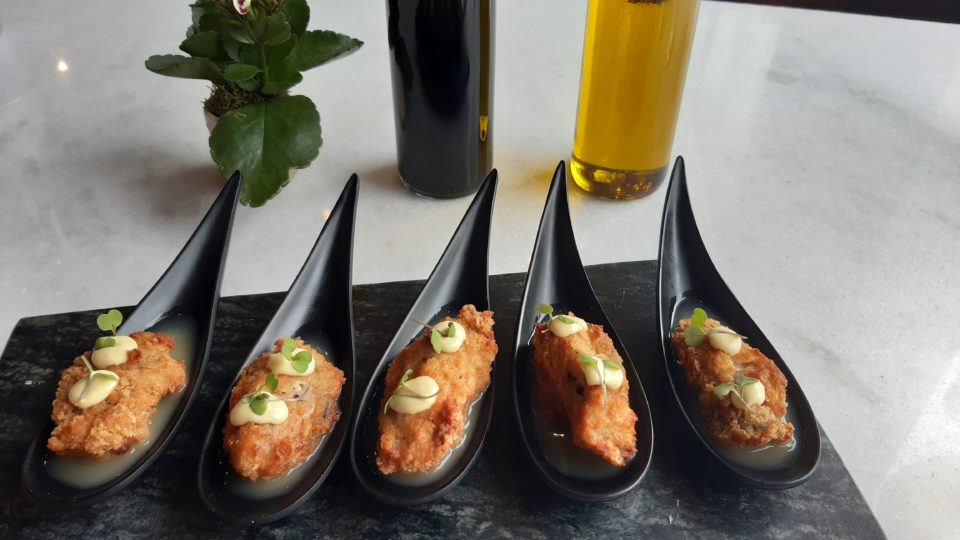 COIN por Ivan Lopes, restaurante que expõe toda a criatividade do chef Ostras empanadas, com tucupi e maionese cítrica – a perfeita assinatura do chef Ivan Lopes.