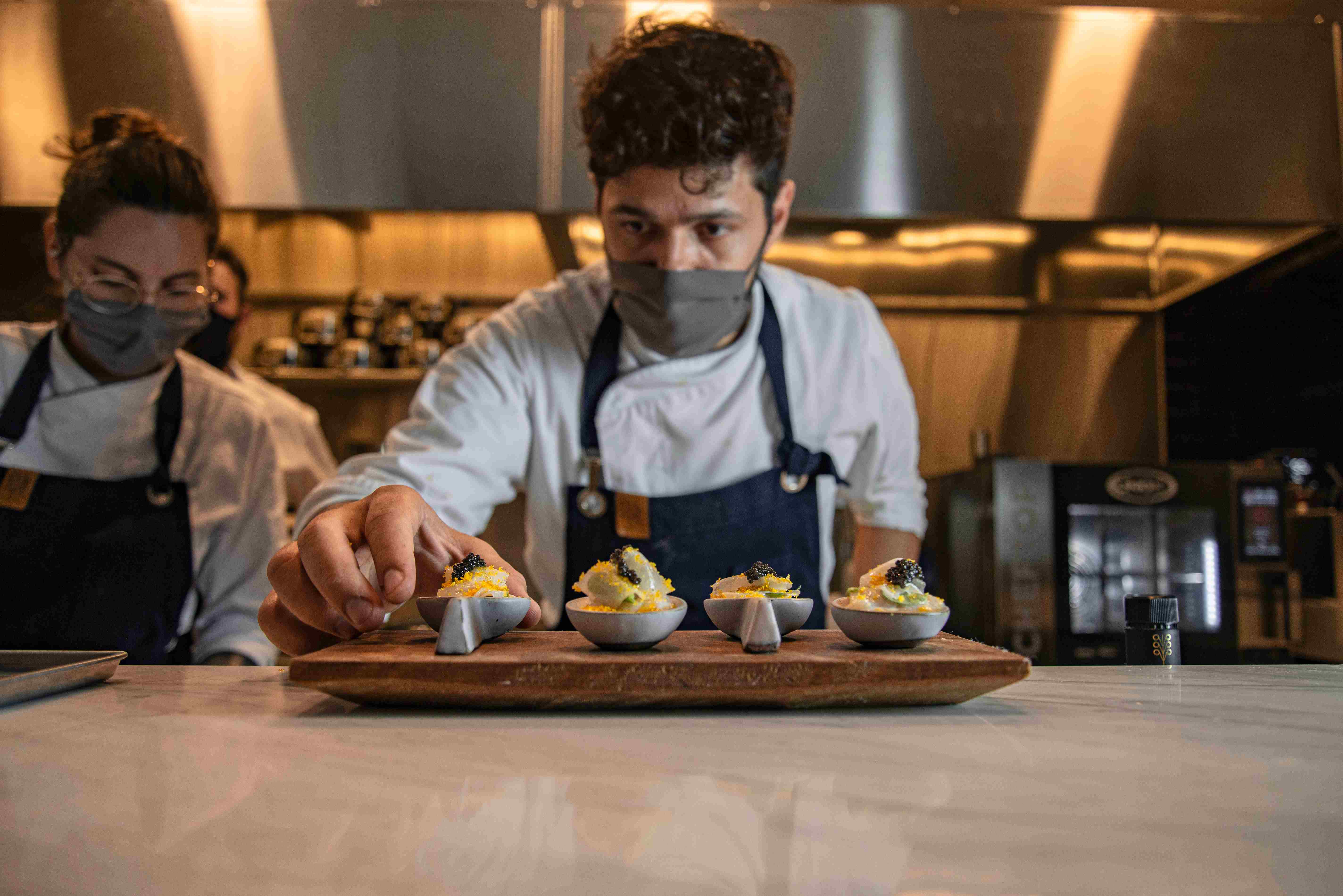 Chef Lênin Palhano criar serviço personalizado para servir clientes em casa.