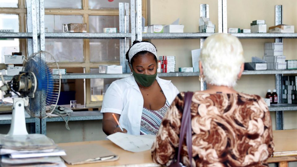 Falta de medicamentos em Cuba deixa população mais vulnerável a doenças como artrite e sarna Mulher compra medicamentos em farmácia em Havana, 28 de junho. Cuba enfrenta uma grave escassez de medicamentos que afeta principalmente a população mais vulnerável