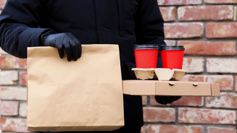 Golpes por aplicativos de delivery crescem 186% em cinco meses, saiba como se proteger Delivery comida