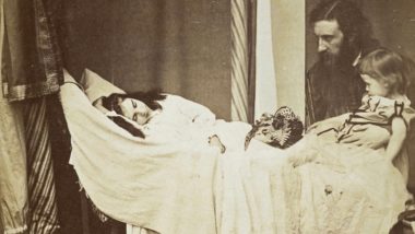 George MacDonald, o Pai da Fantasia George MacDonald, com o filho Ronald (no colo) e a filha Mary (deitada).
