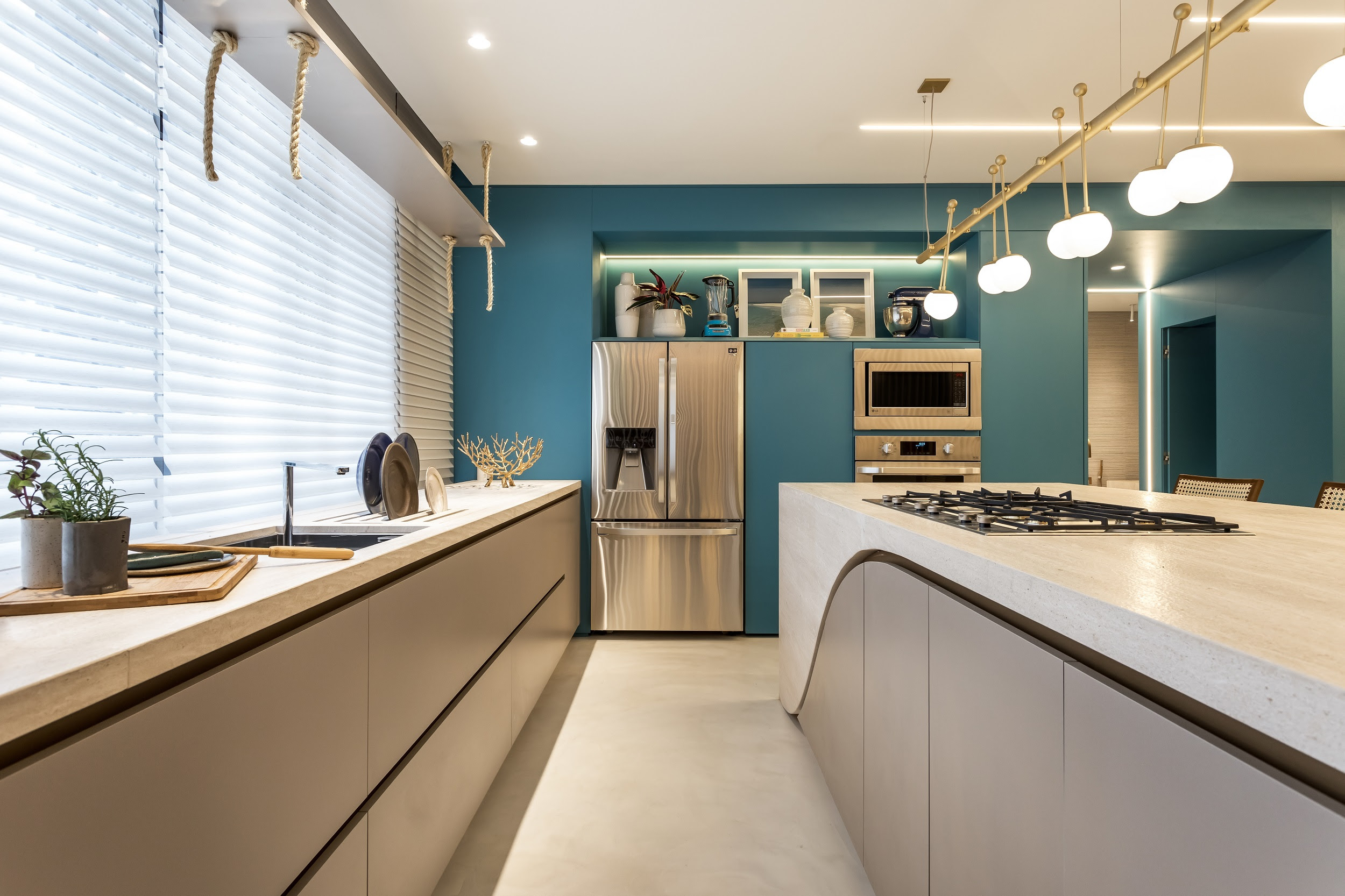 Neste projeto assinado por Alessandra Gandolfi, o azul ganha continuidade desde a parede da cozinha até outros ambientes da casa. Neste projeto assinado por Alessandra Gandolfi, o azul ganha continuidade desde a parede da cozinha até outros ambientes da casa.