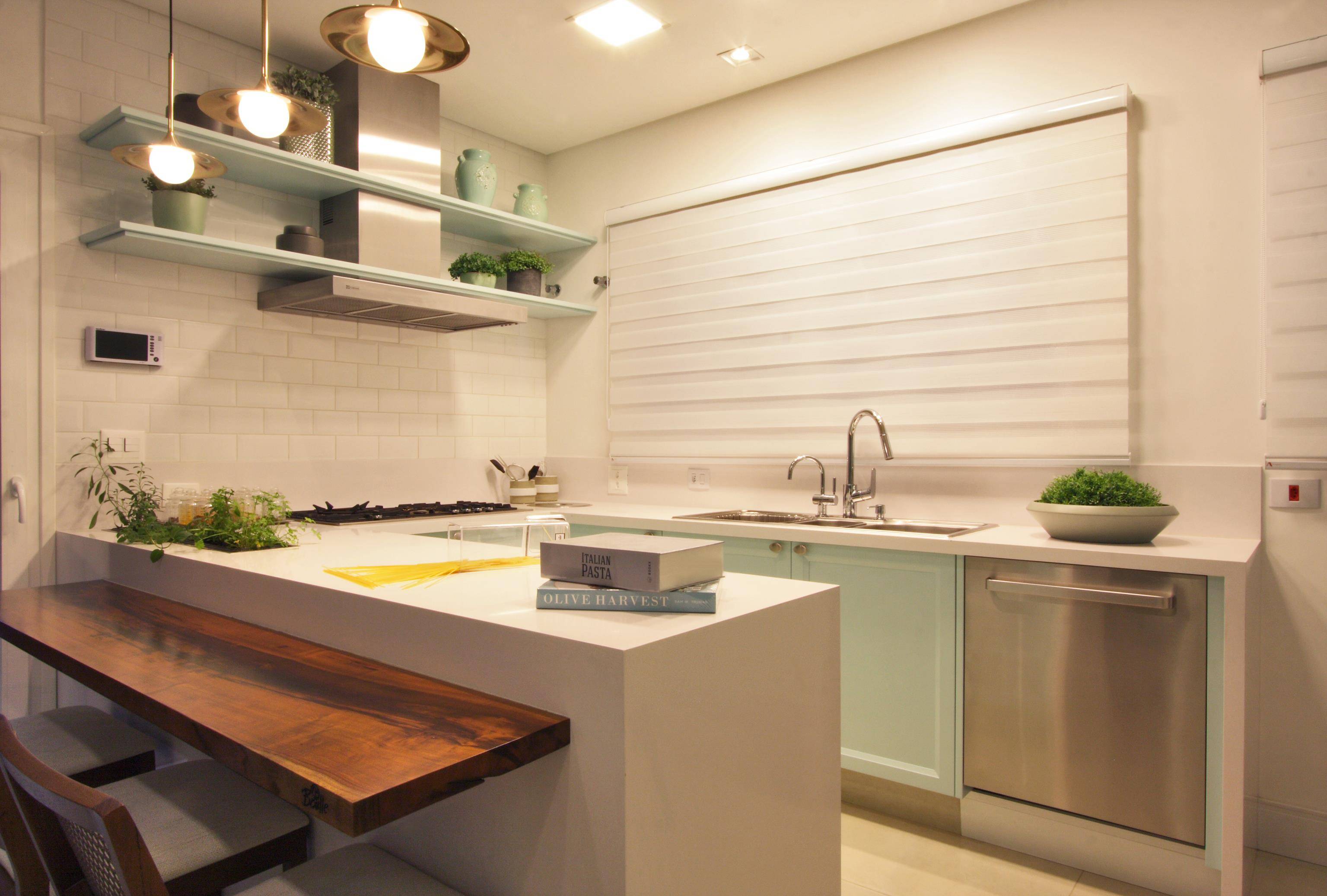 Cozinha projetada por Laryssa Rocha recebeu bancada de pedra Silestone branca, com parte em madeira, que serve tanto para dividir os ambientes, como para refeições rápidas. Cozinha projetada por Laryssa Rocha recebeu bancada de pedra Silestone branca, com parte em madeira, que serve tanto para dividir os ambientes, como para refeições rápidas.